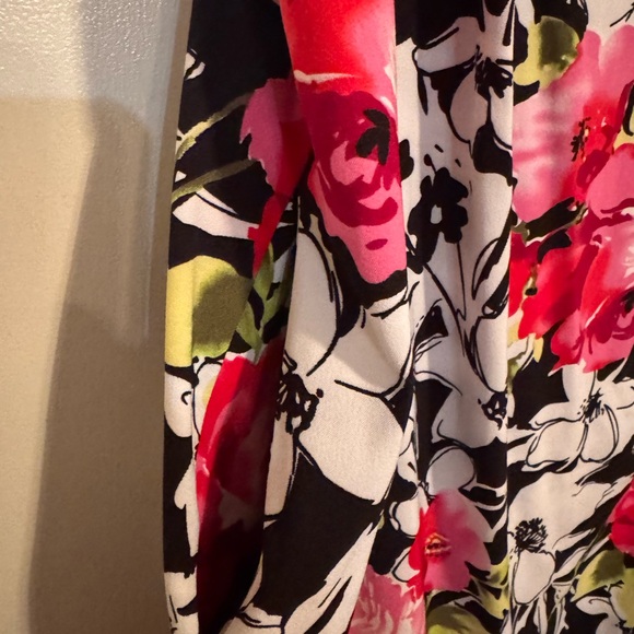 Flowery sleeveless dress with pockets - Picture 4 of 7